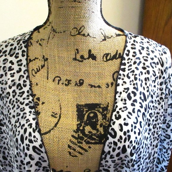 NWT! NY Invasion Womens Gray Animal Print Top, Front Tie, 3/4 Sleeve, Size 3X - Picture 2 of 10